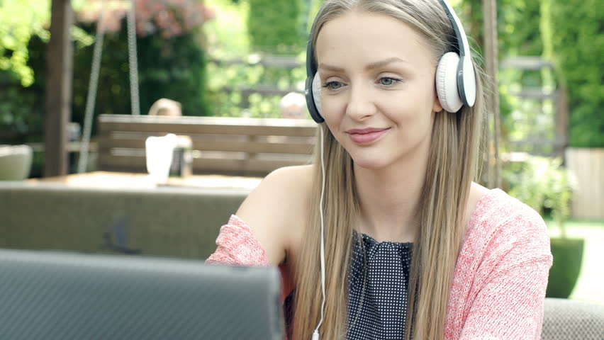 Berisik? pasang headphone! - 6 Cara menghilangkan gangguan saat bekerja - Shutterstock.com Berisik? pasang headphone! - 6 Cara menghilangkan gangguan saat bekerja - Shutterstock.com