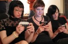 iphone versus blackberry oleh Laughing Squid