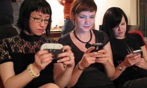 iphone versus blackberry oleh Laughing Squid