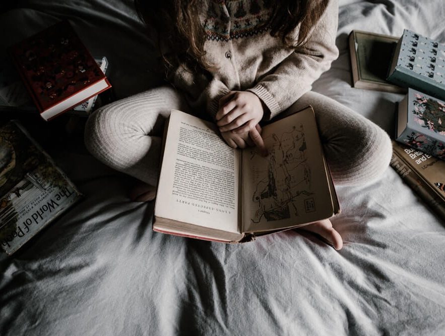 Baca 2 Versi Buku - Cara Asyik Belajar Bahasa Inggris - unsplash.com Baca 2 Versi Buku - Cara Asyik Belajar Bahasa Inggris - unsplash.com