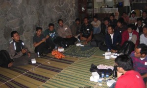 FOWAB I: Lesehan gayeng bahas kreatifitas pekerja IT.