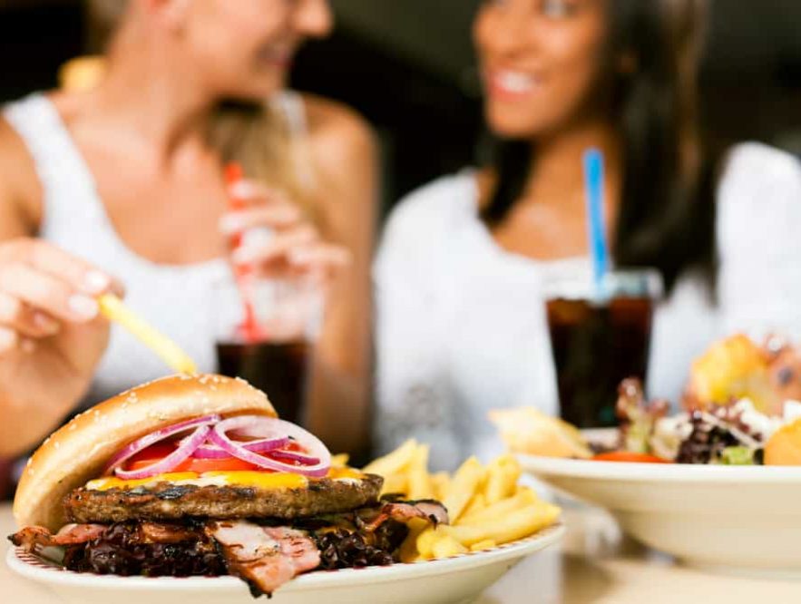 Asupan gizi sembarangan, kebiasaan makan junk food - Freelancers, jaga kesehatan, yok! - beautynesia.id Asupan gizi sembarangan, kebiasaan makan junk food - Freelancers, jaga kesehatan, yok! - beautynesia.id