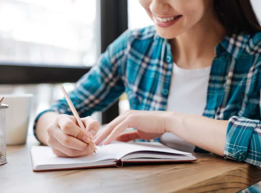 Apa yang pertama kali akan muncul di benak kita ketika kita mendengar kata “Freelance”? - Freelance bukan hanya sekedar penulis loh! - hellosehat.com Apa yang pertama kali akan muncul di benak kita ketika kita mendengar kata “Freelance”? - Freelance bukan hanya sekedar penulis loh! - hellosehat.com