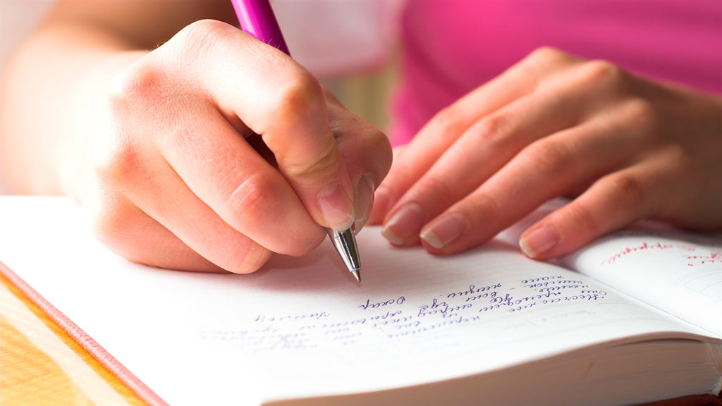 Menjadi Penulis Novel Terkenal - Menulis bisa membawa keberuntungan? Tentu saja! - writediary.com Menjadi Penulis Novel Terkenal - Menulis bisa membawa keberuntungan? Tentu saja! - writediary.com
