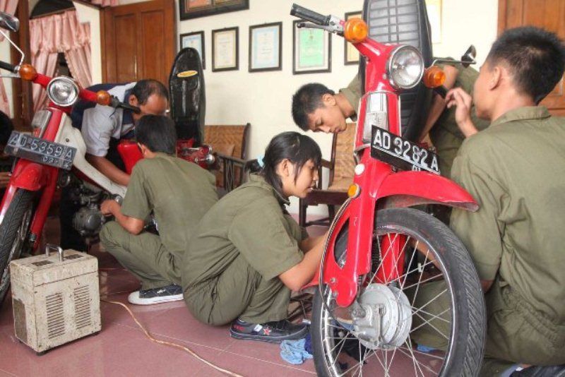 Kesulitan PKL - Perlukah PKL di SMK/SMA? - Hipwee.com Kesulitan PKL - Perlukah PKL di SMK/SMA? - Hipwee.com
