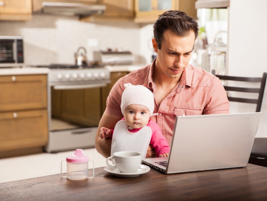 freelancer - Asyiknya Pria Bekerja di Rumah Sambil Mengasuh Anak - qerja.com freelancer - Asyiknya Pria Bekerja di Rumah Sambil Mengasuh Anak - qerja.com