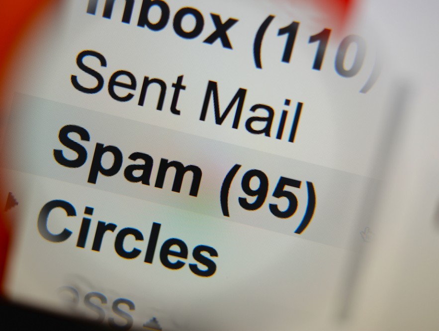 Membersihkan email