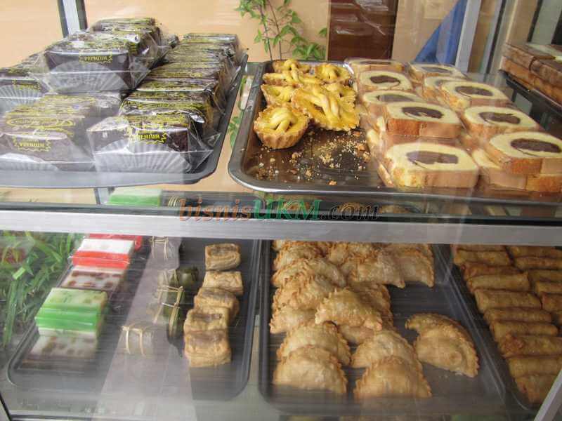 Usaha Kue dan Aneka Jajanan - Bisnis Rumahan, Berawal dari Rumah Bisa Menghasilkan Ratusan Juta Rupiah - BisnisUKM.com Usaha Kue dan Aneka Jajanan - Bisnis Rumahan, Berawal dari Rumah Bisa Menghasilkan Ratusan Juta Rupiah - BisnisUKM.com