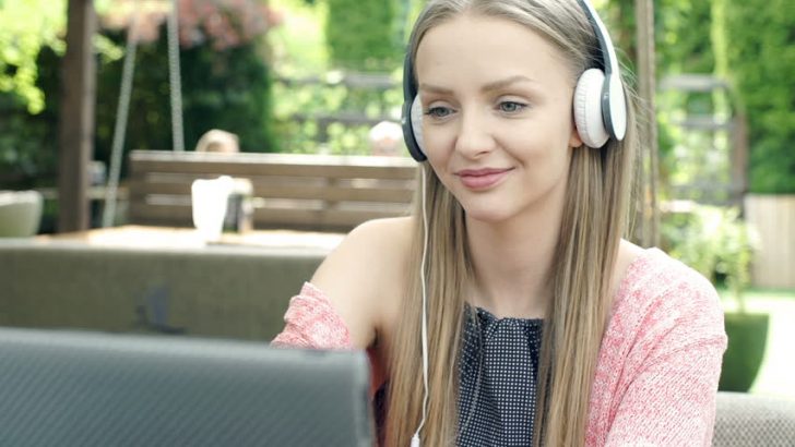 Berisik? pasang headphone! - 6 Cara menghilangkan gangguan saat bekerja - Shutterstock.com
