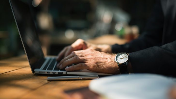 Jangan sering ganti avatar - Hal-hal yang Biasa Kita Lupakan dalam Membangun Personal Branding Online -unsplash.com