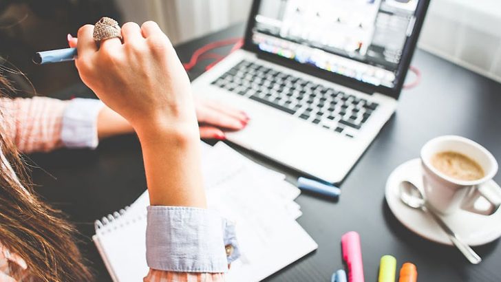 BAGAIMANA TETAP CINTA DENGAN FREELANCING KETIKA SEMUANYA TERASA SULIT - antologi.space